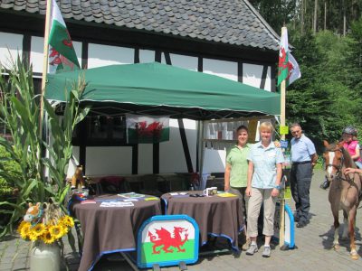 Elke Szigan und Annetraud Sprink in unserem Infostand, der mit aktuellen Bildern von der Regionalschau dekoriert war